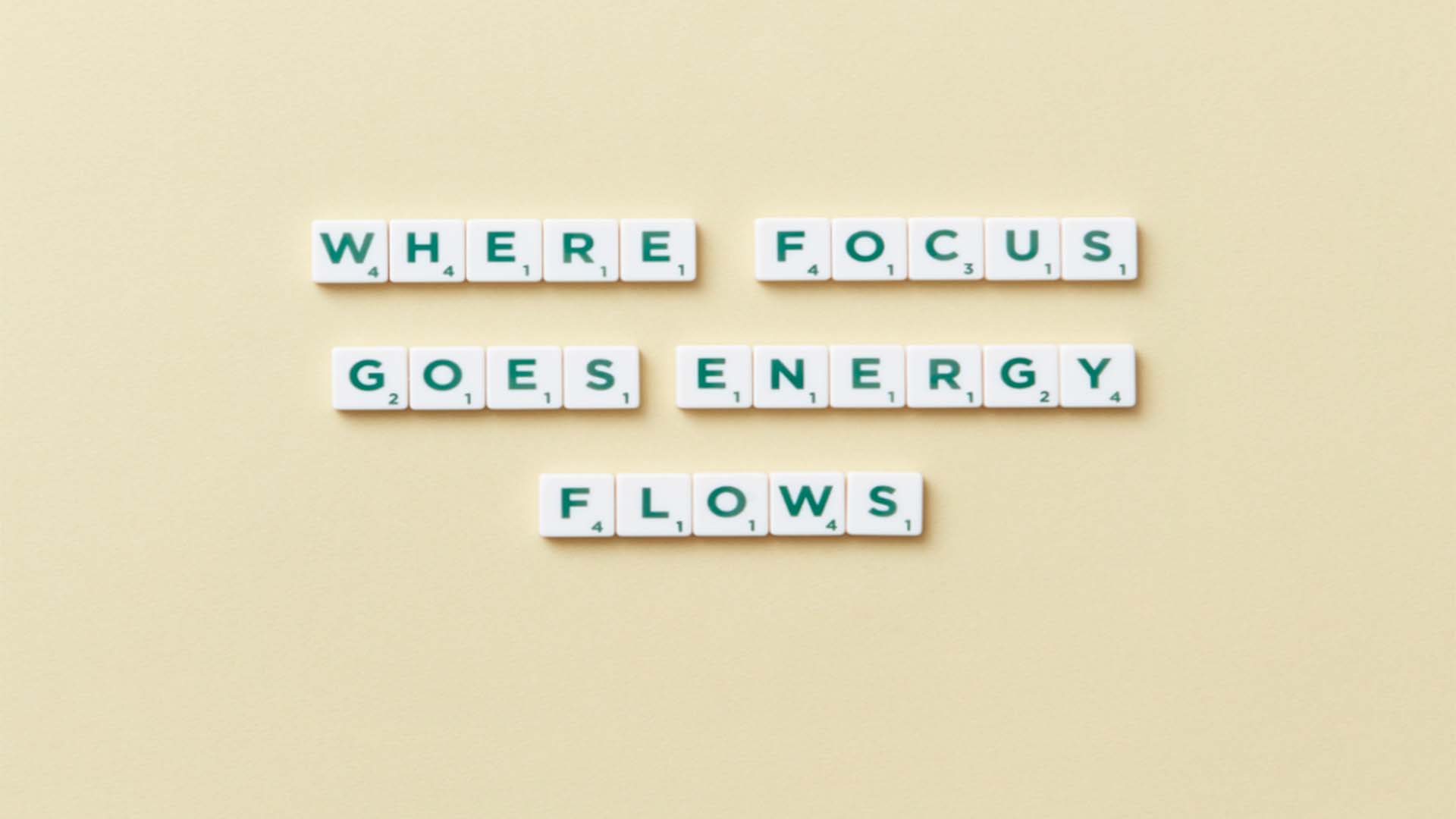 motivación where focus goes energy flows