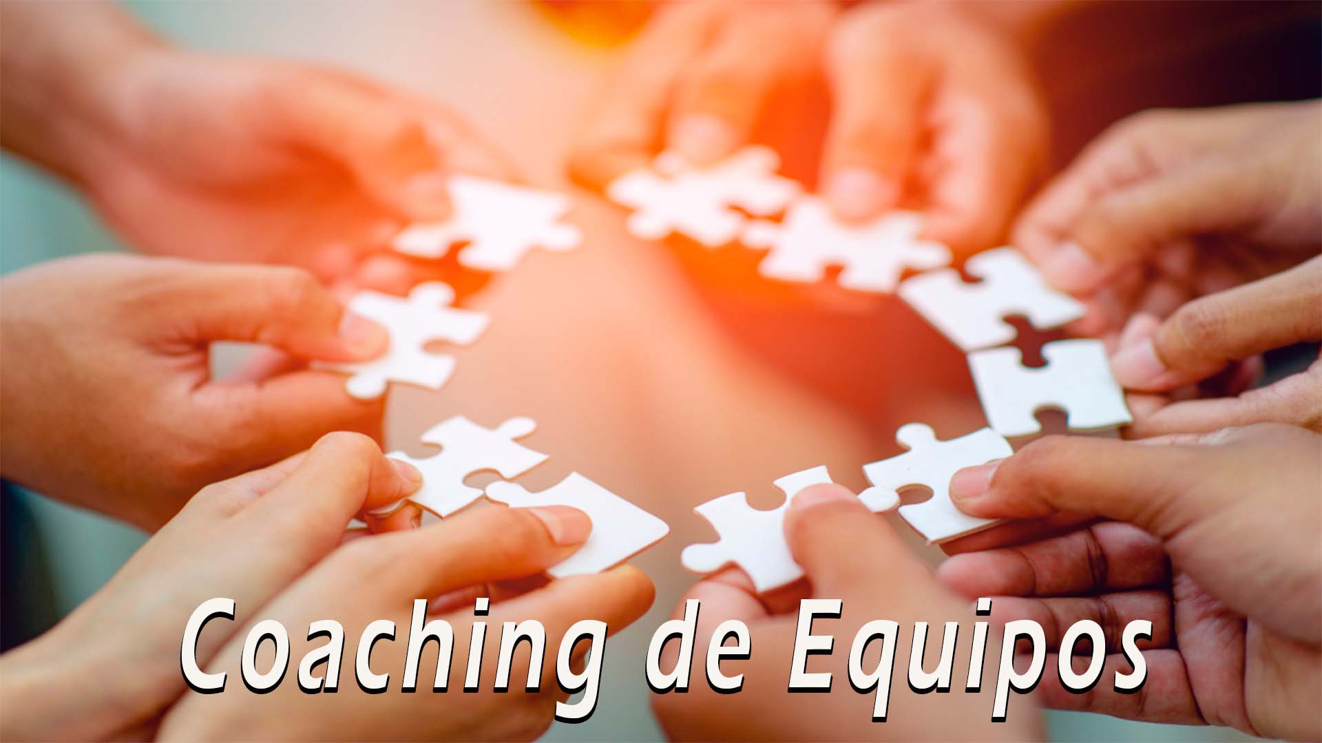 Manos colocando piezas de puzle simulando el trabajo en equipo para enfocarlo al coaching de equipos